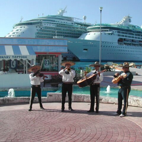 נגני מארייצוס ממתינים לנוסעי הספינות