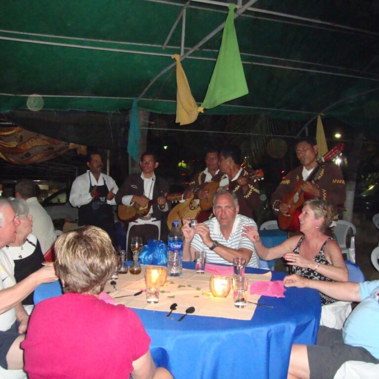 נגני מאריצוס משעשעים את האורחים בריזורט בו שהינו