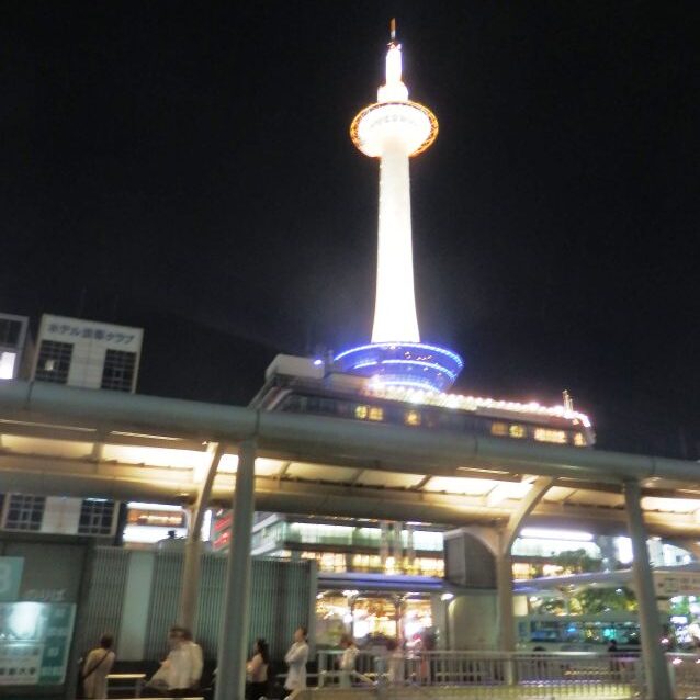 מגדל מואר בקיוטו