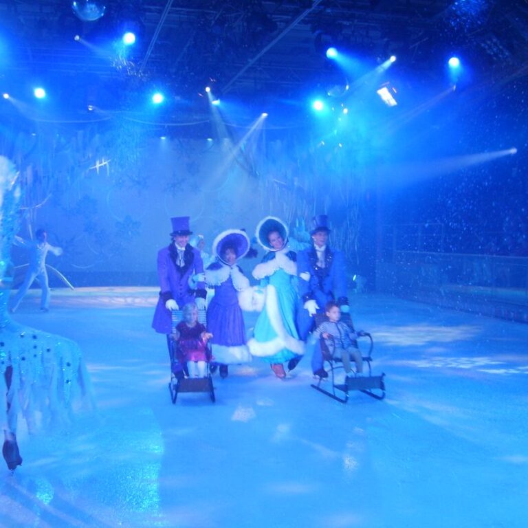 מופע החלקה על הקרח בספינה