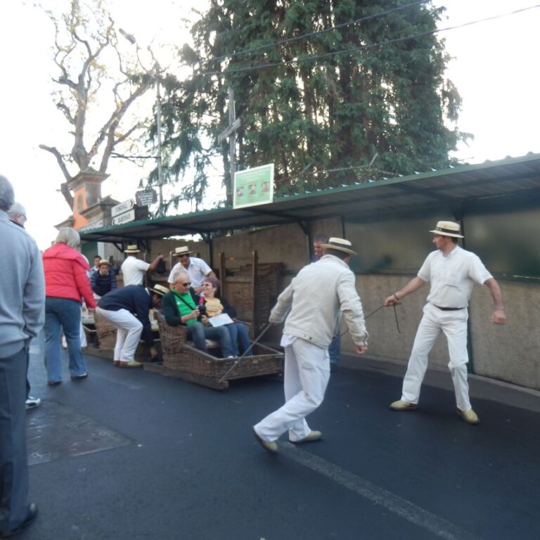מחליקים במורד ההר באי מדירה