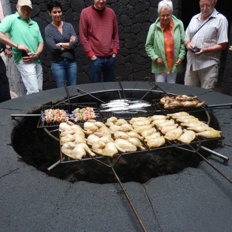 מטגנים עופות באש הוולקאנית בהר הגעש באי לאנזרוט