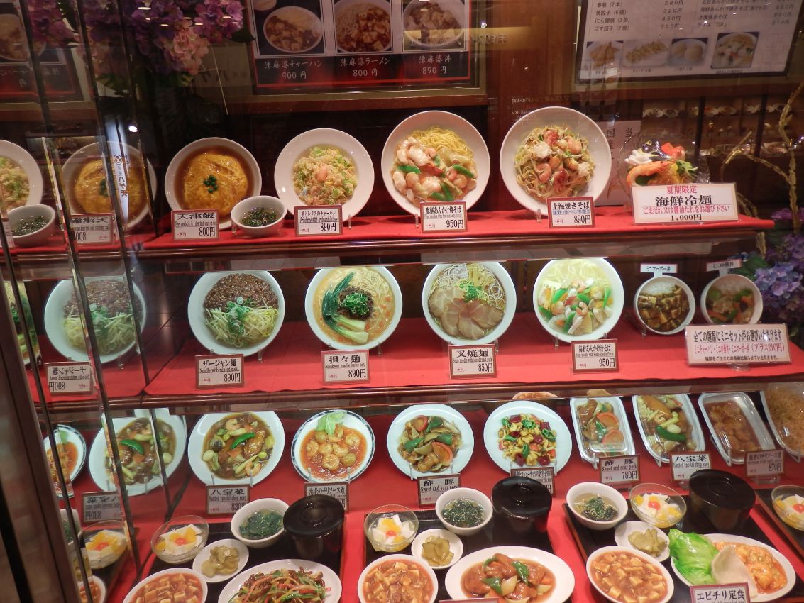 מסעדה יפנית מציגה את התפריט בפלסטיק
