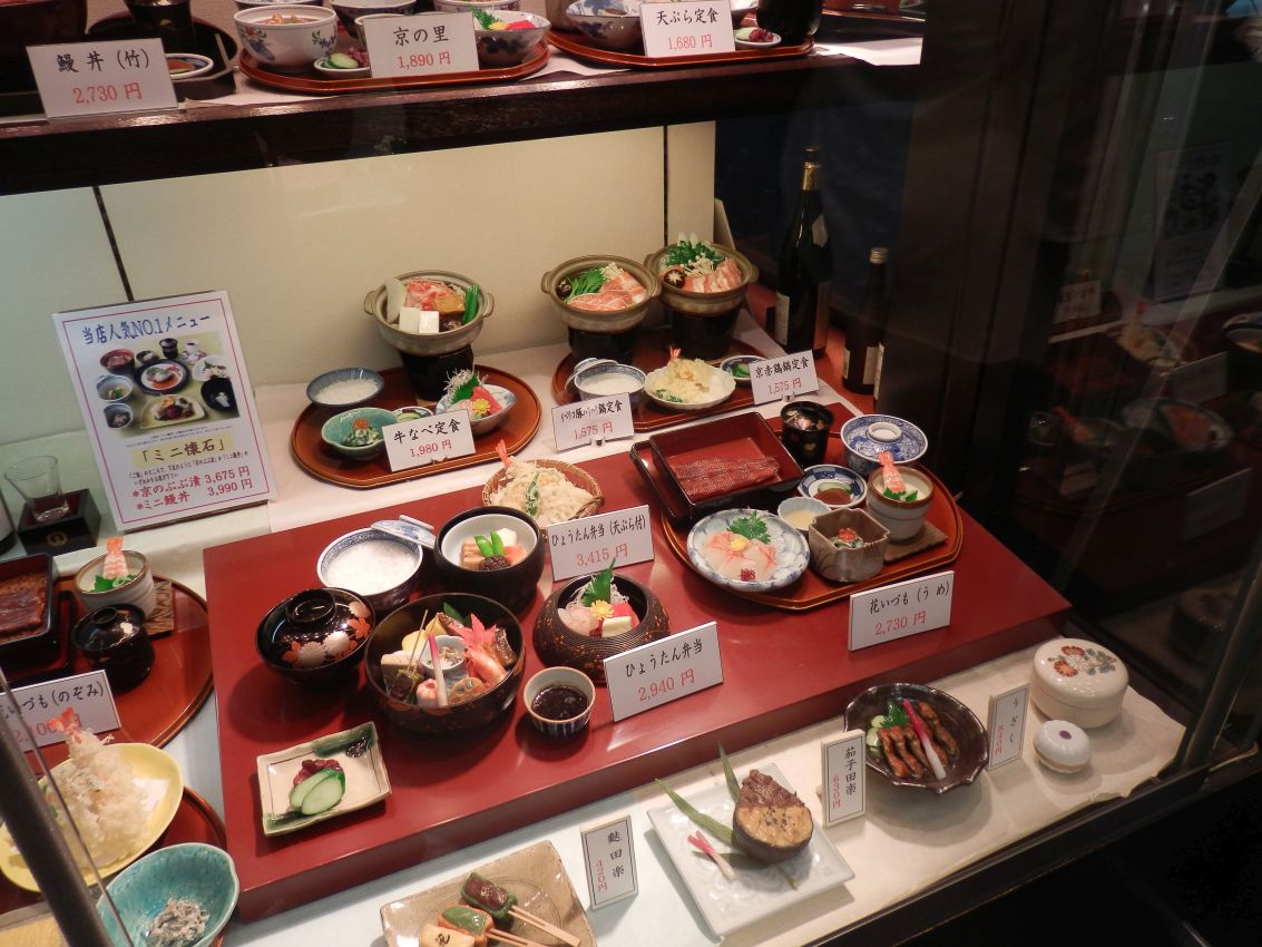 מסעדה יפנית מציגה את מרכולתה בפלסטיק