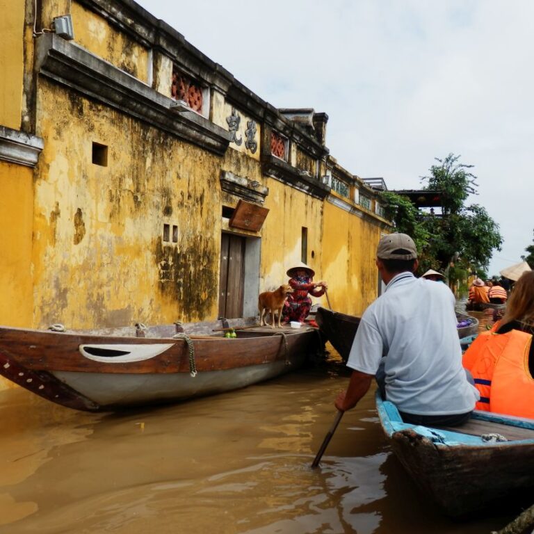 מפליגים בסירות בעיר המוצפת הוהא בויאטנאם