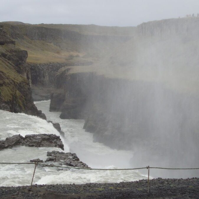 מפלים באיסלנד הקרה