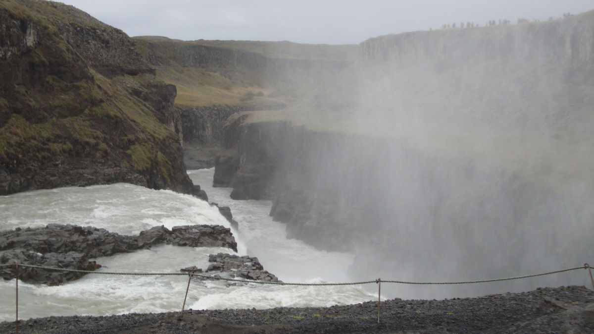 מפלים באיסלנד הקרה