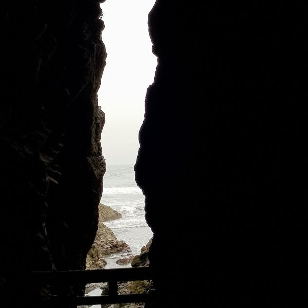 מקדש שינטו המשקיף דרך חרך בסלע בקיוגה, יפן