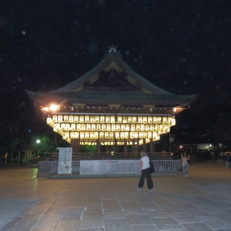 מקדשים מוארים בקיוטו