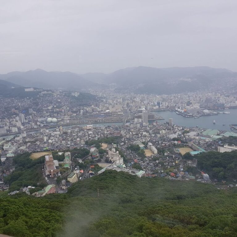 מראה העיר נגאסקי היום מהזוית שראה אותה טייס המפציץ שנשא את פצצת האטום