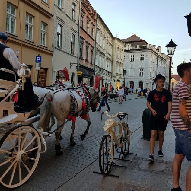 מרכבות יפהפיות ואופניים עם פרצוף של שלד בחוצות קרקוב