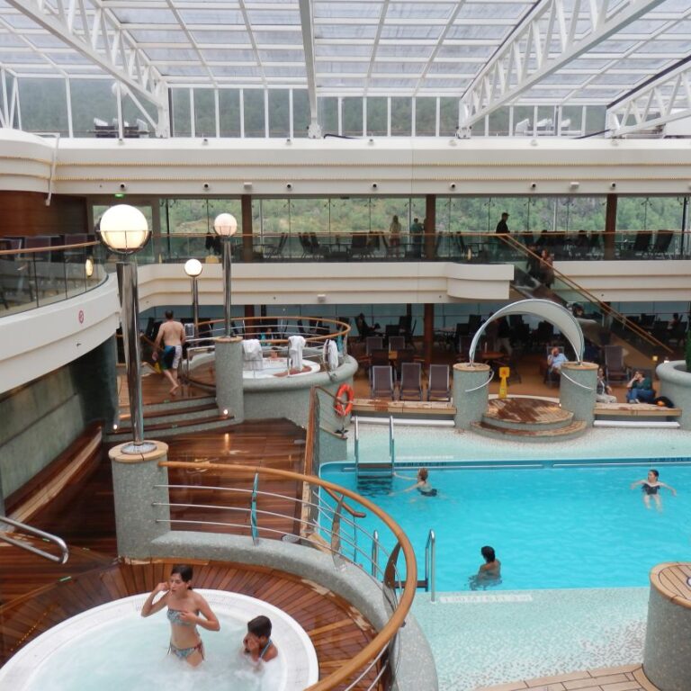 מתרחצים תחת השמש הנורבגית הקרה