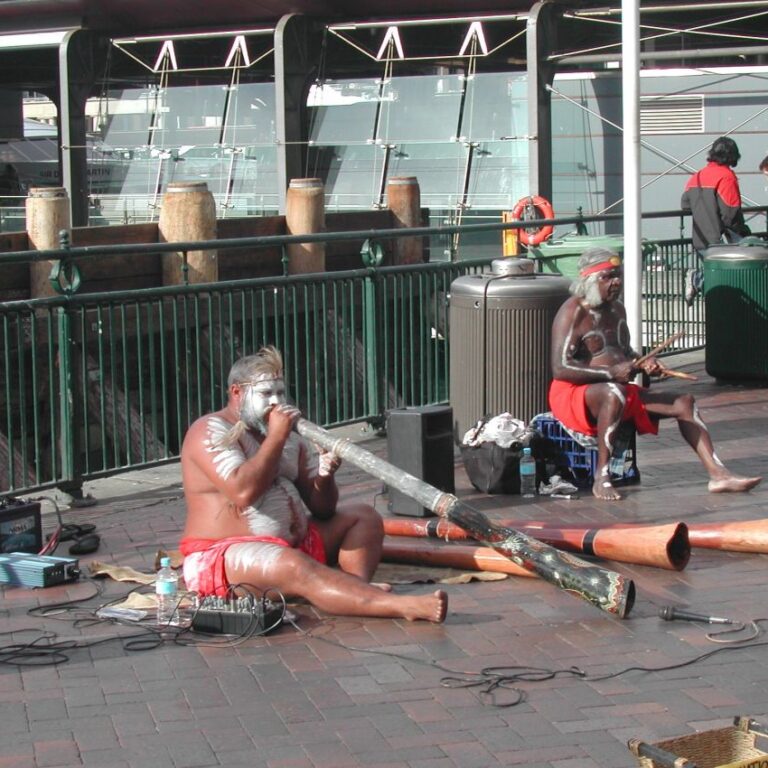 נגנים אבורג'ינים על כלי הנגינה הייחודיים שלהם