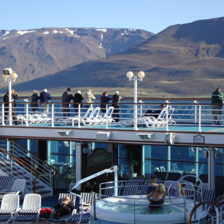 נוסעי הספינה צופים באיי שאטלנד