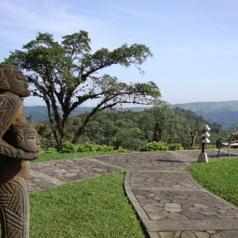גן פסלים על רקע של נוף בקוסטה ריקה (3)