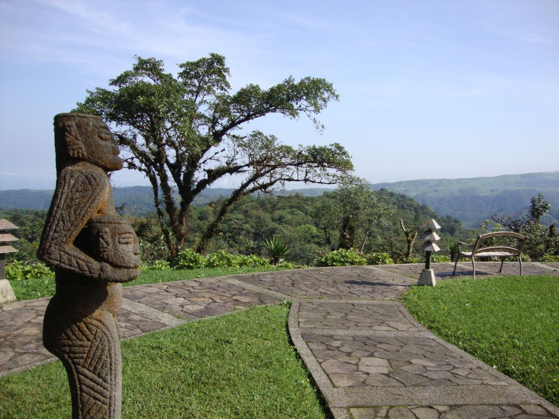 גן פסלים על רקע של נוף בקוסטה ריקה (3)