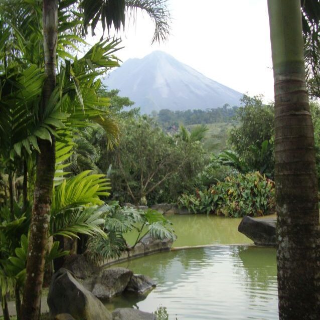 נופש ליד הר הגעש ארנל