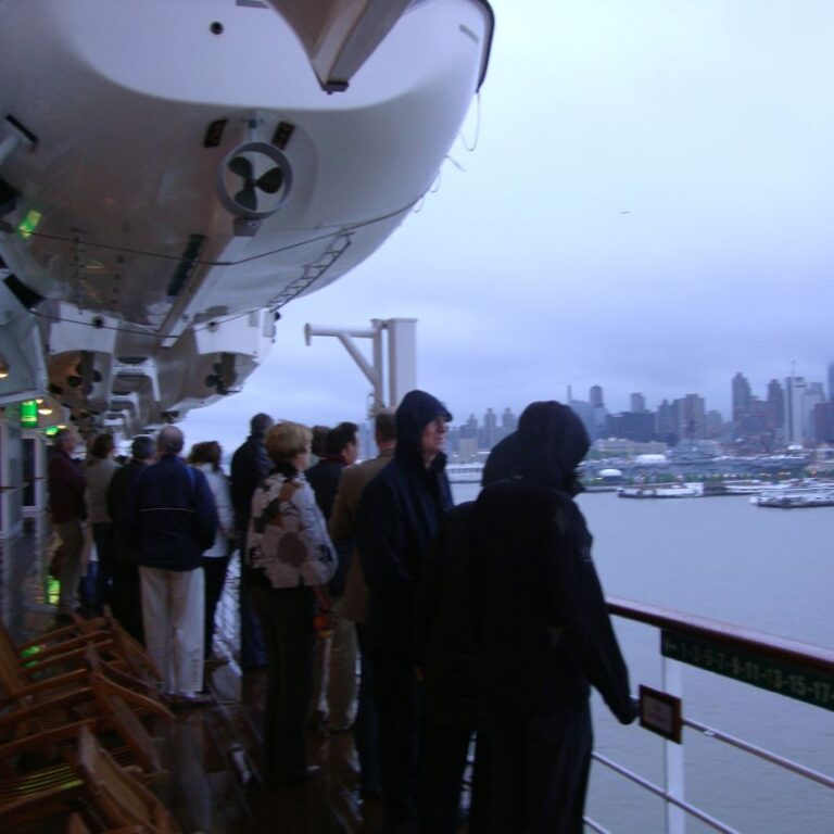 ניו יורק מקדמת בברכה את ההפלגה האחרונה של קווין אליזבט