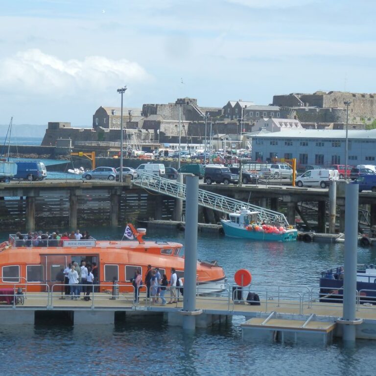 נמל האי גרנסי אליו הגענו בהפלגה לאיי הצפון-