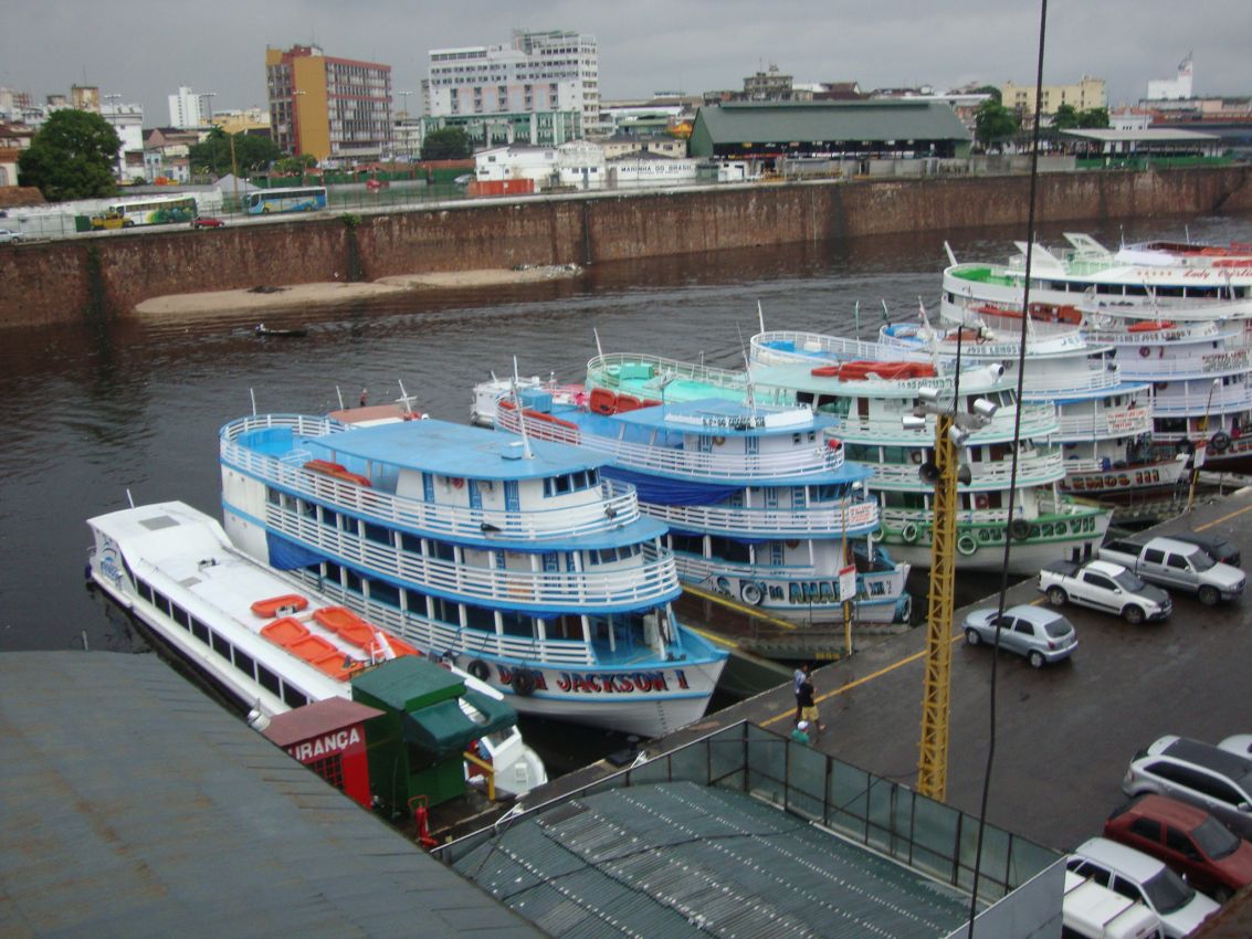 נמל מנאוס באמזונס בברזיל עם ספינה על שמי
