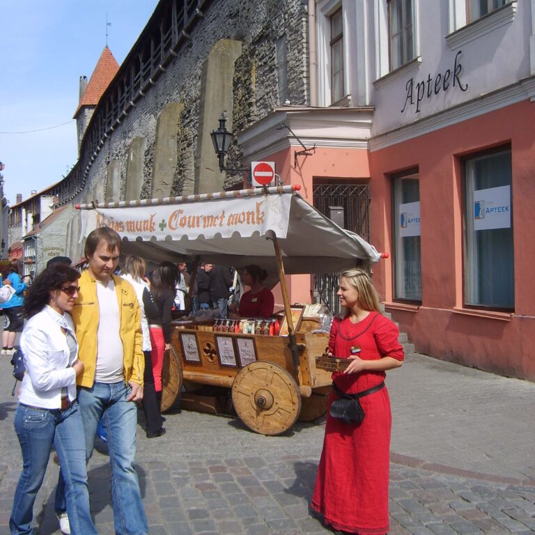 נערה אסטונית בלבוש מסורתי