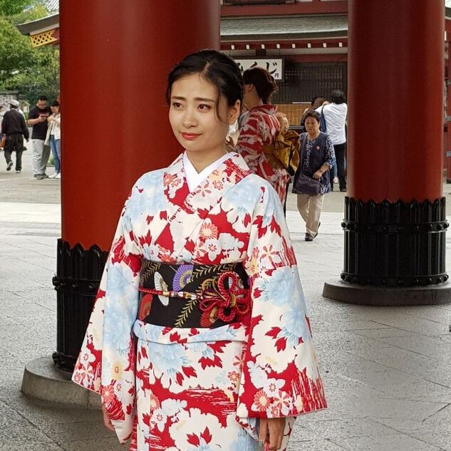 נערה יפנית במקדש שינטו בקימונו מסורתי