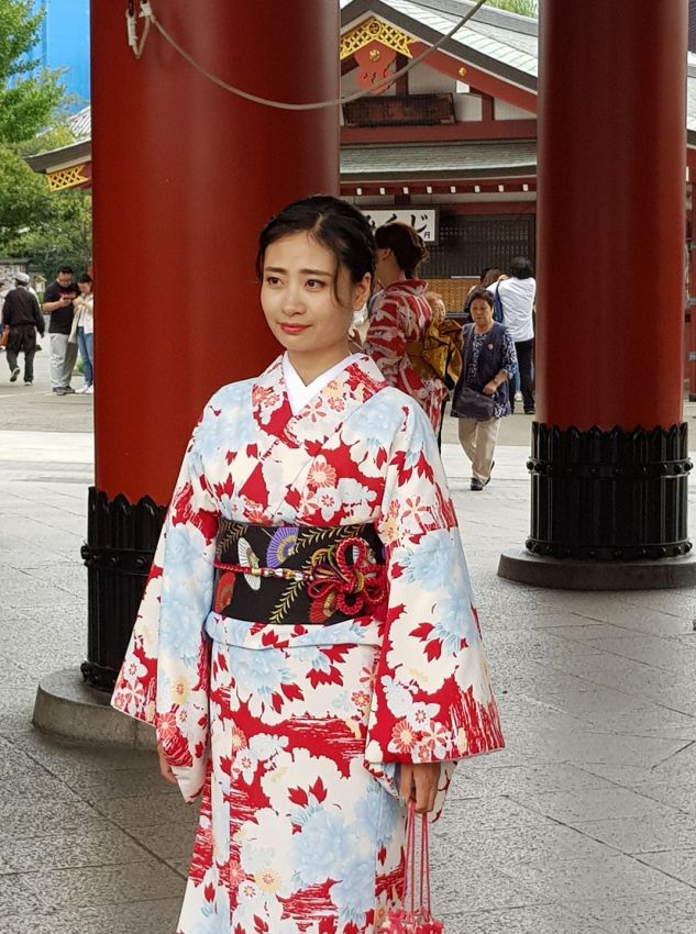 נערה יפנית במקדש שינטו בקימונו מסורתי