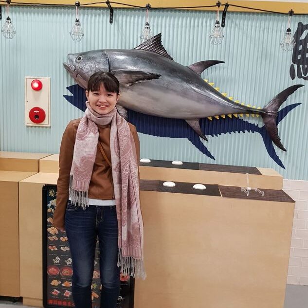 נערה יפנית מדגימה את גודל הדג , תאווה לחיך