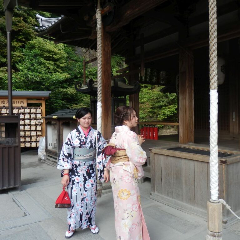 נערות בלבוש גיישות