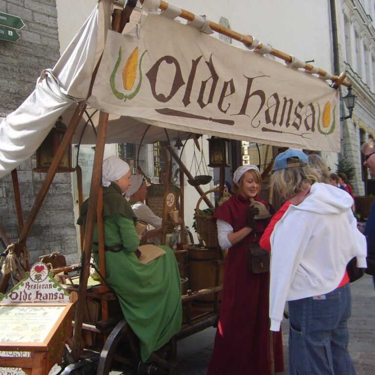 נערות בלבוש מסורתי בטאלין