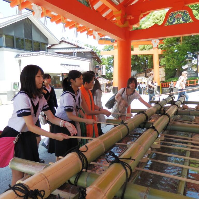 נערות יפניות מבצעות טקס מסורתי