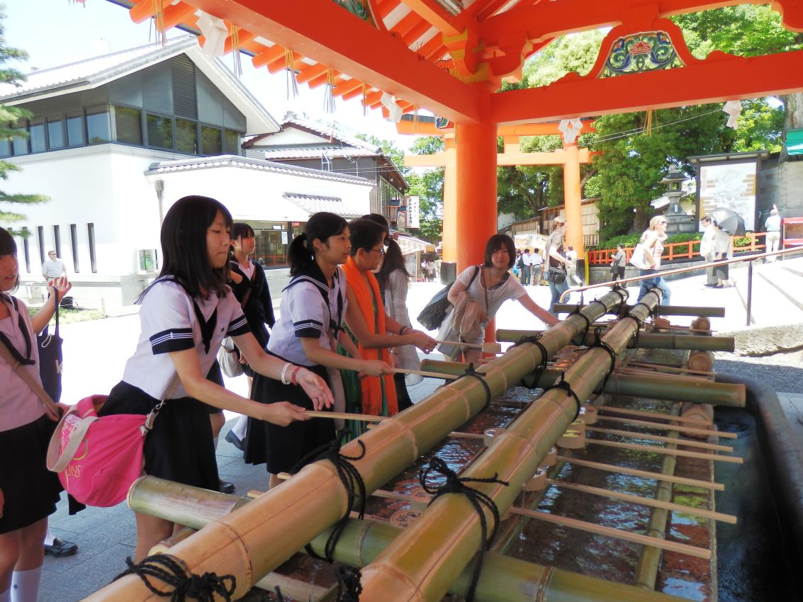 נערות יפניות מבצעות טקס מסורתי