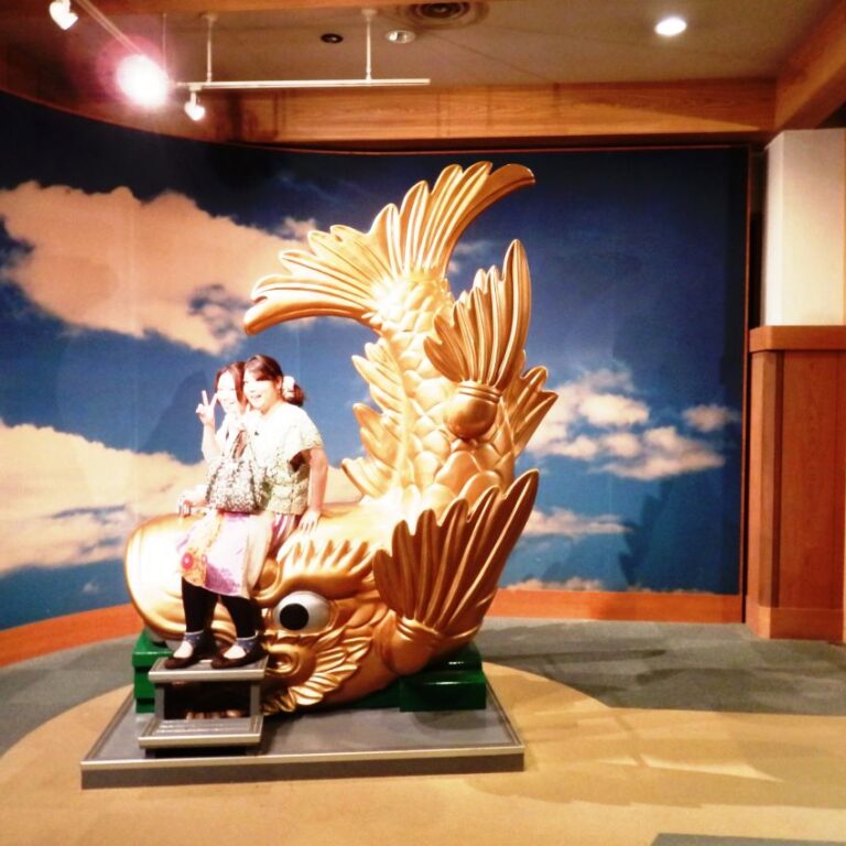 נערות יפניות על דג הזהב במצודת הסמוראים