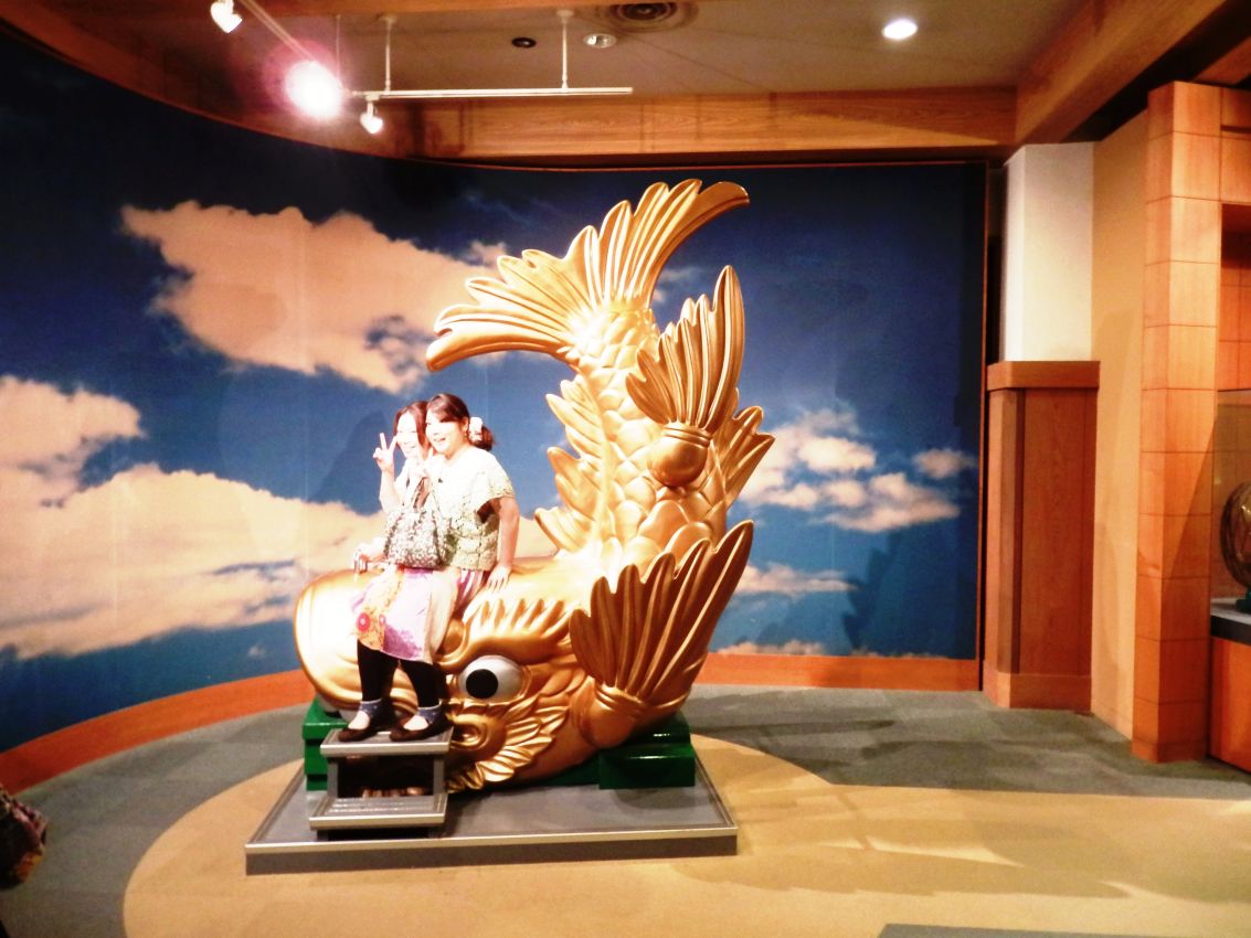נערות יפניות על דג הזהב במצודת הסמוראים