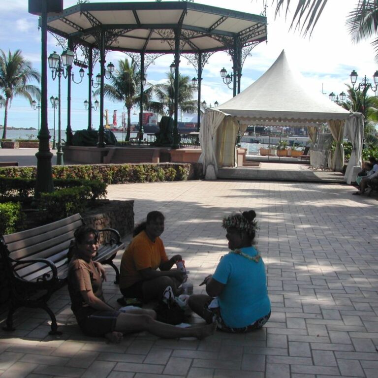 נערות פולינזיות בטהיטי