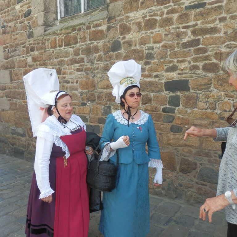 צביה עם נשות האי גרנסי בלבוש מסורתי