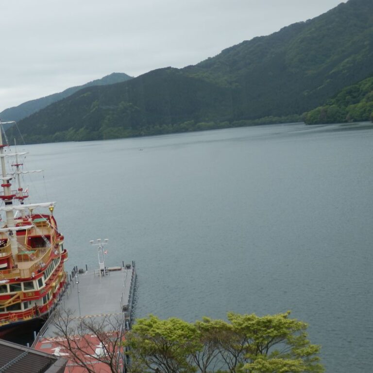 ספינה יפנית עתיקה באגם ליד הר הגעש פוג'י