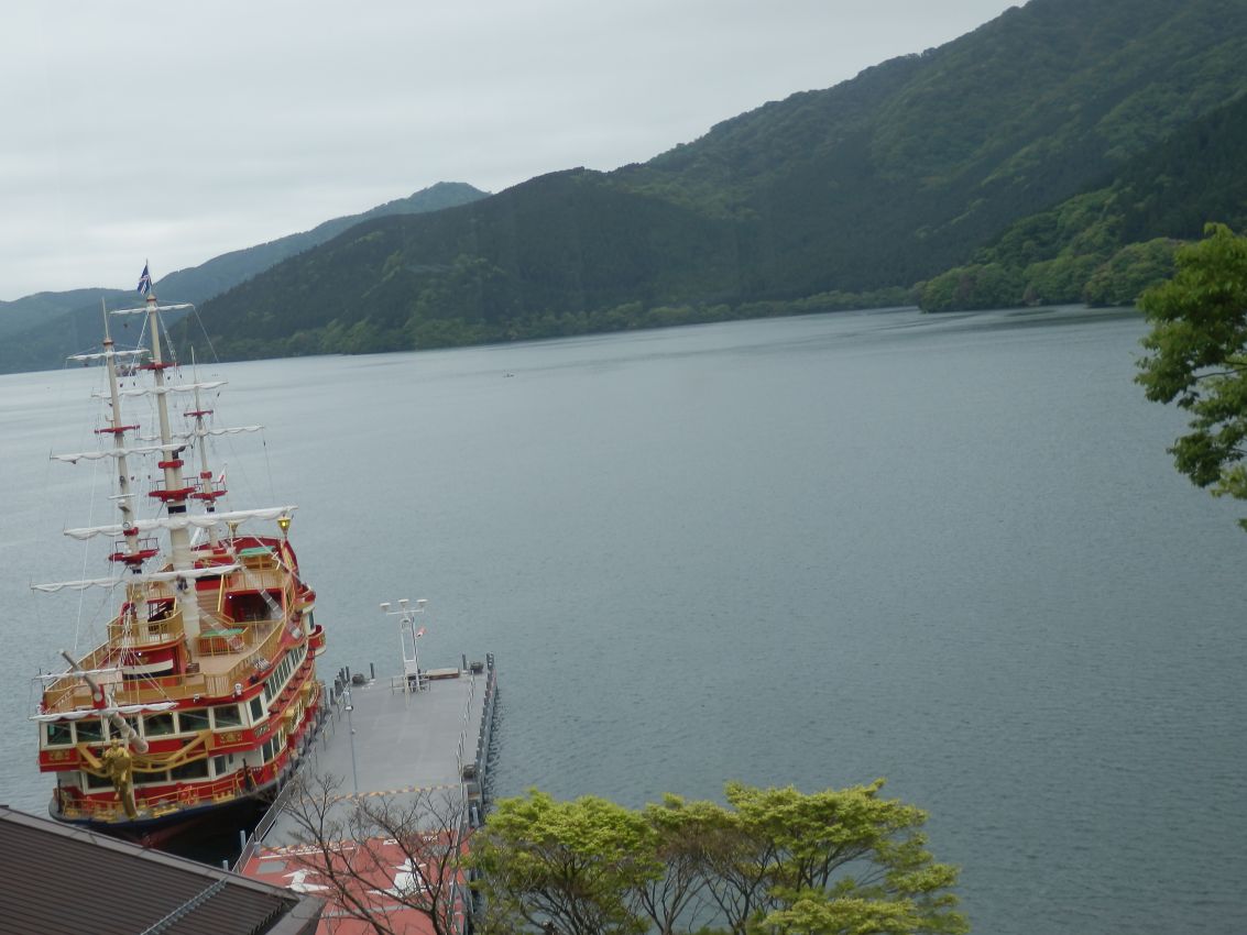 ספינה יפנית עתיקה באגם ליד הר הגעש פוג'י