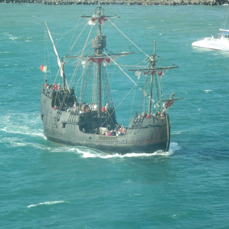 ספינת פיראטים בנמל מדירה