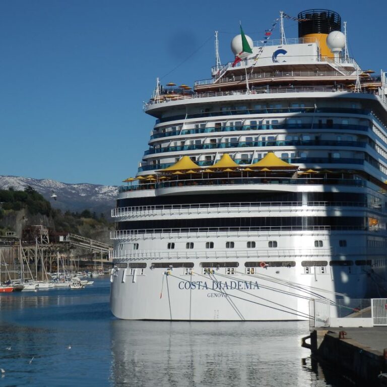 ספינת קרוזים בנמל גנואה