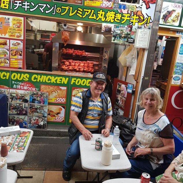 עוף צלוי במסעדת רחוב בשוק בטוקיו