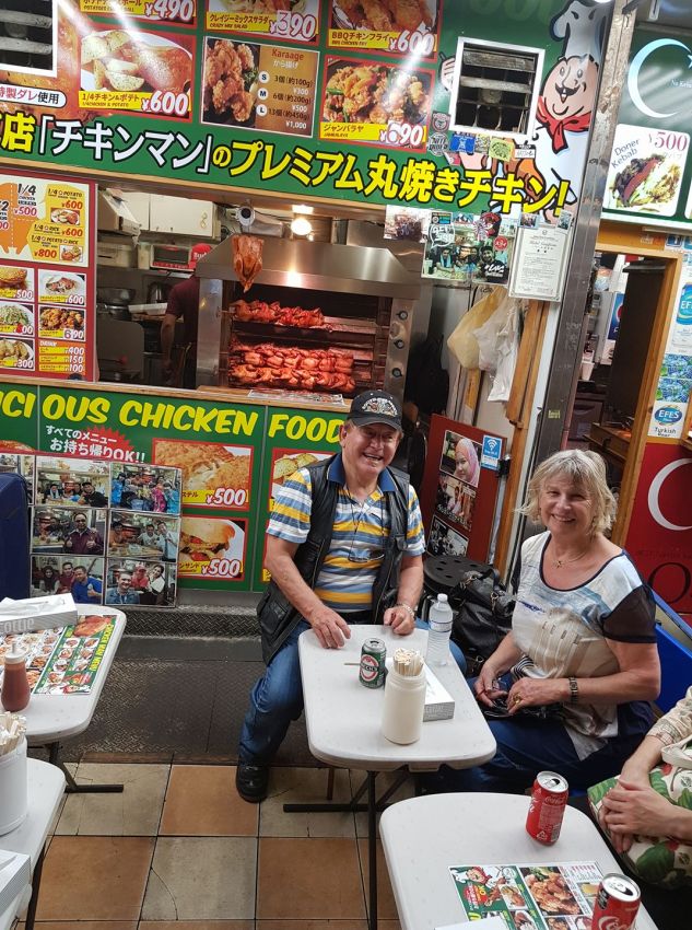 עוף צלוי במסעדת רחוב בשוק בטוקיו