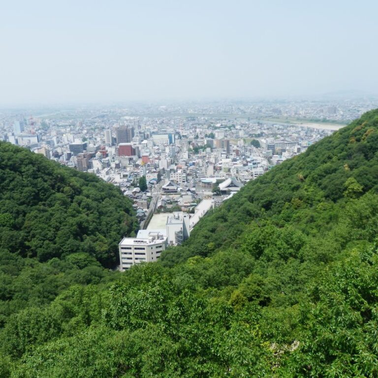 עיר יפנית חבויה בין הרים