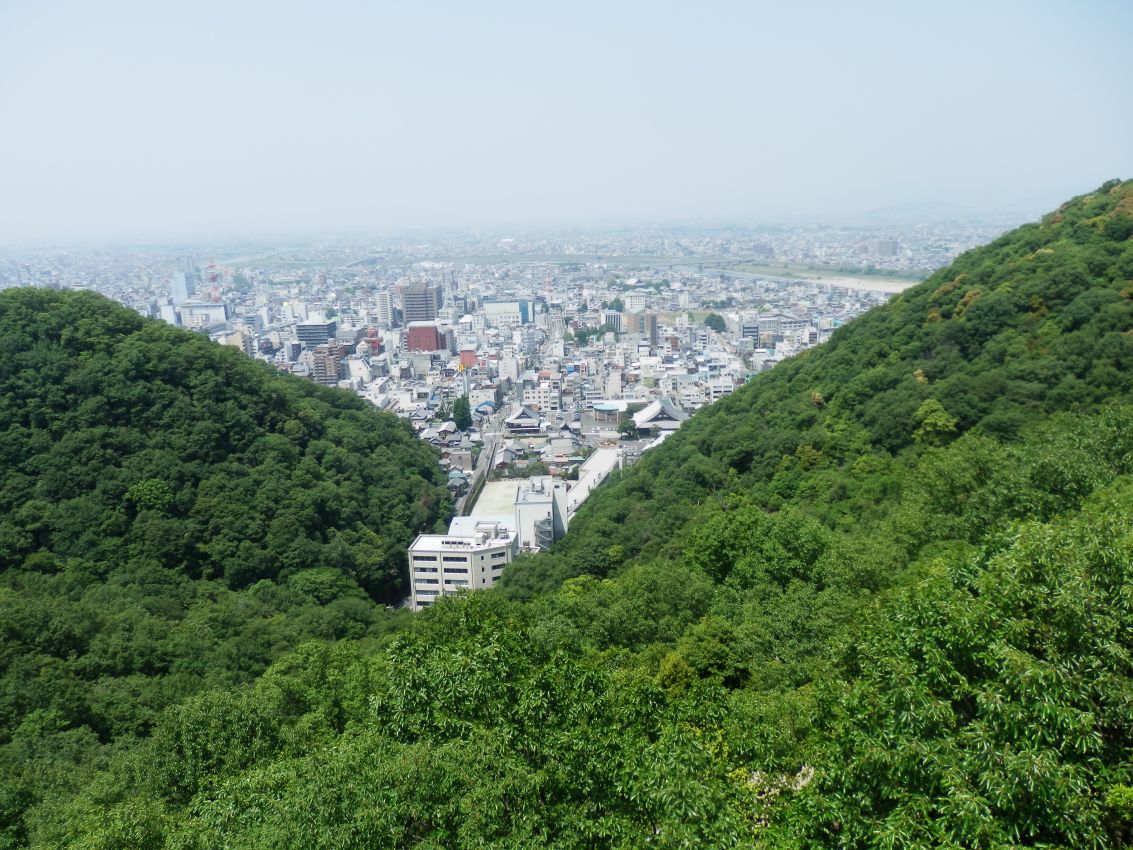 עיר יפנית חבויה בין הרים