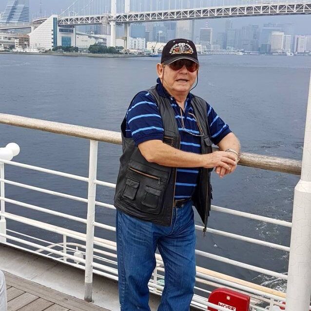 על גדות מפרץ טוקיו על רקע גשר המזכיר את גולדן גייט בסן פרנציסקו