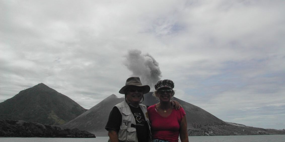 על רקע הר הגעש המתפרץ מדי רבע שעה בפאפואה