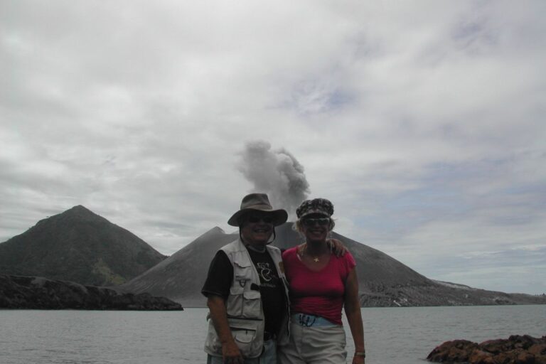 על רקע הר הגעש המתפרץ מדי רבע שעה בפאפואה