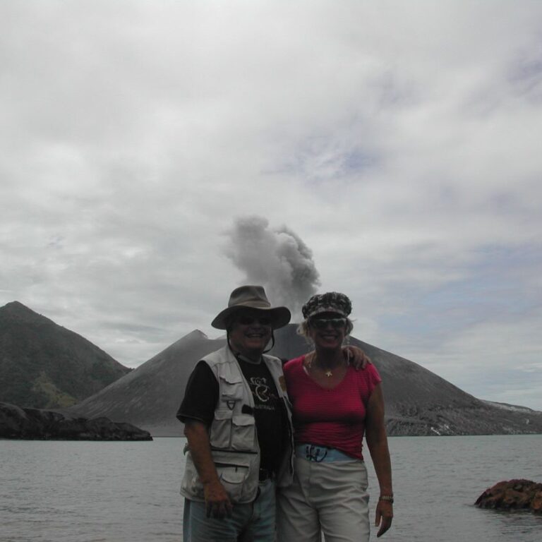 על רקע הר הגעש המתפרץ מדי רבע שעה בפאפואה