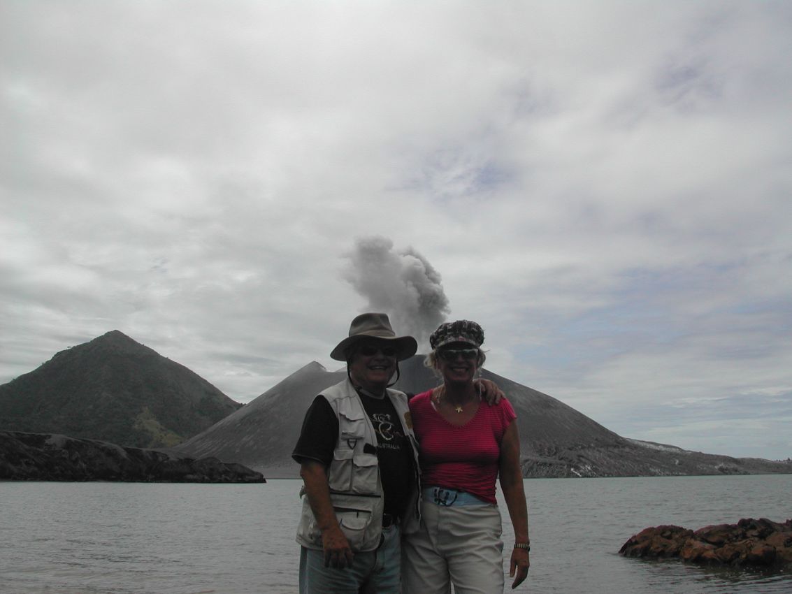 על רקע הר הגעש המתפרץ מדי רבע שעה בפאפואה