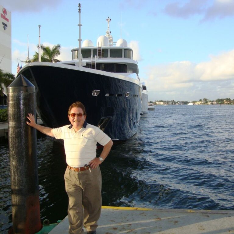 על רקע יאכטה בפלורידה